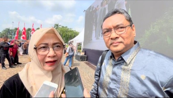 Keluarga Kepala Daerah Saksikan Pelantikan Lewat Videotron di Monas