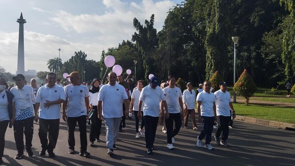 Menko Pratikno Jalan Sehat Bareng Penyintas Kanker