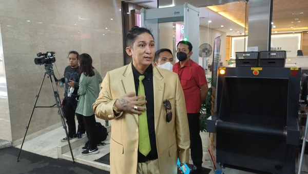 Aksi Firdaus Naik Meja Berujung Dipecat dan Dipolisikan