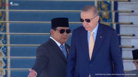 Kompak Berkacamata Hitam dengan Prabowo, Erdogan Tiba di Istana Bogor