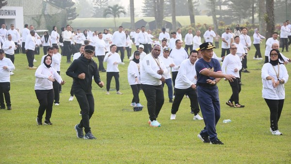 Mendagri Senam Bareng Kepala Daerah di Akmil Magelang