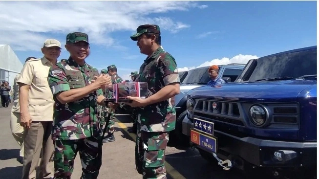 Menhan Sjafrie Serahkan 700 Unit Maung MV3 ke TNI dan Polri