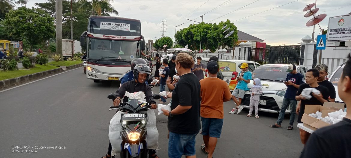 Komunitas Mobil di Tasikmalaya Bagikan Takjil