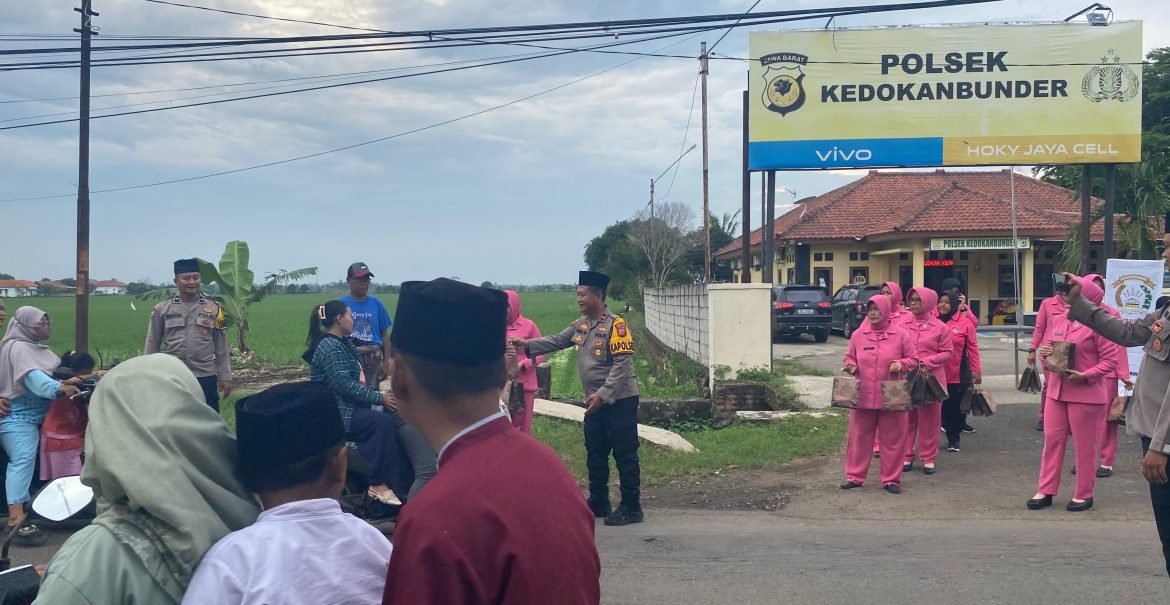 Kapolsek Kedokanbunder dan Bhayangkari Berbagi Takjil