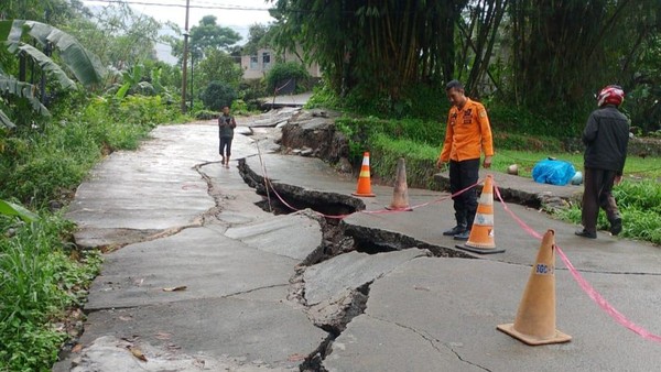 Jalan Retak AkibatTanah Bergerak di Babakan Madang Bogor