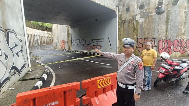 Longsor Tutup Akses ke Stasiun Batutulis