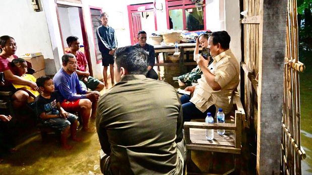 Prabowo Tinjau Korban Banjir Bekasi