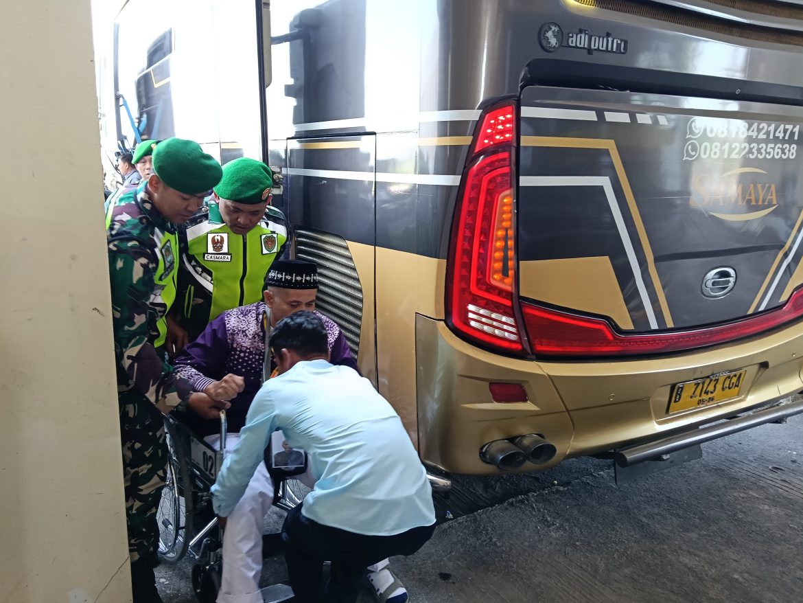 Tiba dengan Kursi Roda, Jamaah Haji Ini Disambut Kodim Indramayu