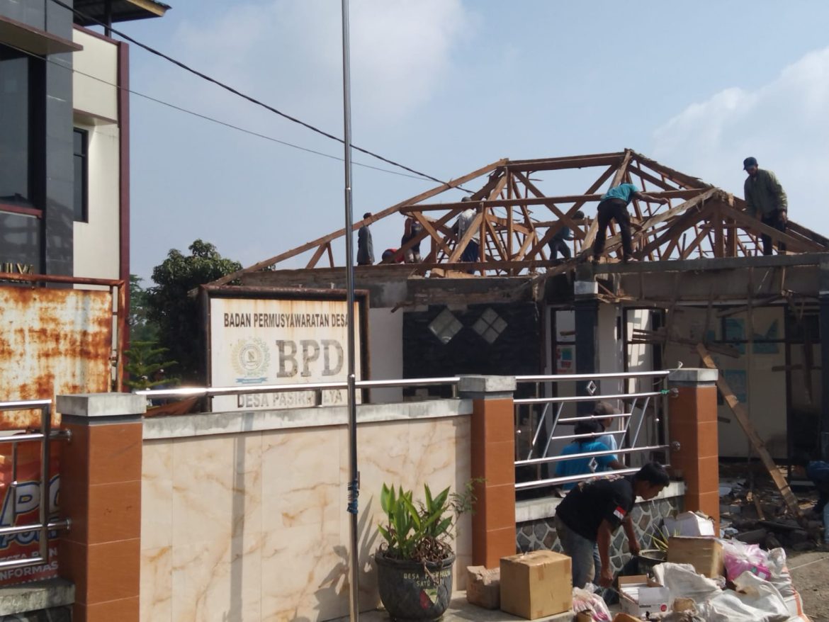 Semangat Gotong Royong Masyarakat Desa Pasirmulya Bongkar Pustu