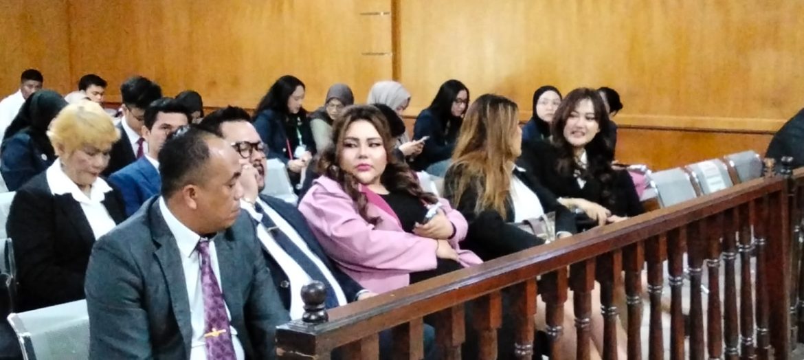 RK Tak Hadir di Sidang Perdana, Lisa Mariana: Saya Kecewa