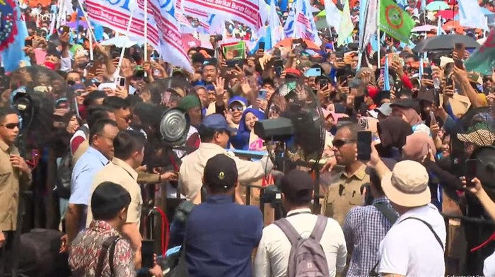 Prabowo Naik Turun Panggung untuk Salami Buruh di Monas
