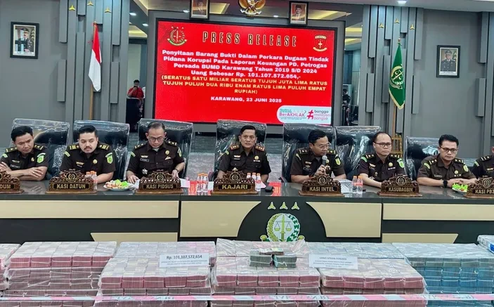 Kajari Karawang Pamerkan Uang Hasil Sitaan Rp101 Miliar