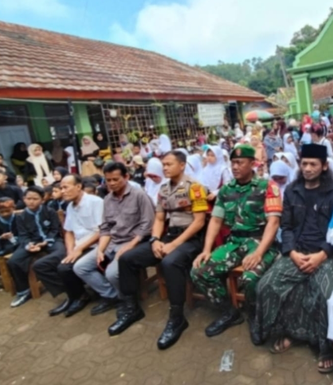 Kepala Desa Sindulang Ujang Supriatna Hadiri Pelepasan Siswa Kelas VI SDN Sindulang