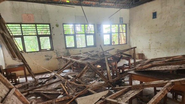 Cuaca Ekstrim Atap Ruang Kelas SDN 3 Cikayas Pandeglang Ambruk