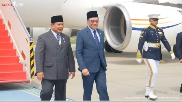 Prabowo Sambut PM Malaysia di Halim Perdanakusuma