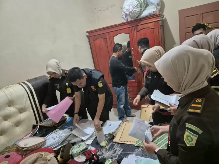 Kejari Sungai Penuh Geledah Kantor dan Rumah Kades Muara Hemat Kerinci