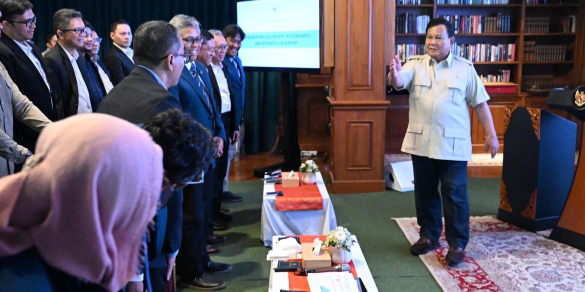 Prabowo Kumpulkan 82 Profesional Muda RI di Hambalang