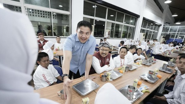 Seskab Teddy Makan Malam Bareng di Sekolah Rakyat Bogor