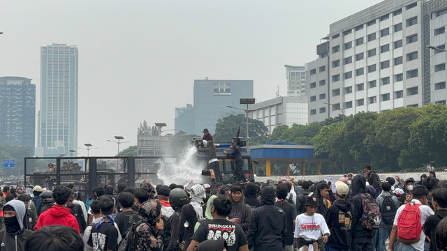 Polisi Pukul Mundur Massa di Depan DPR Pakai Water Cannon