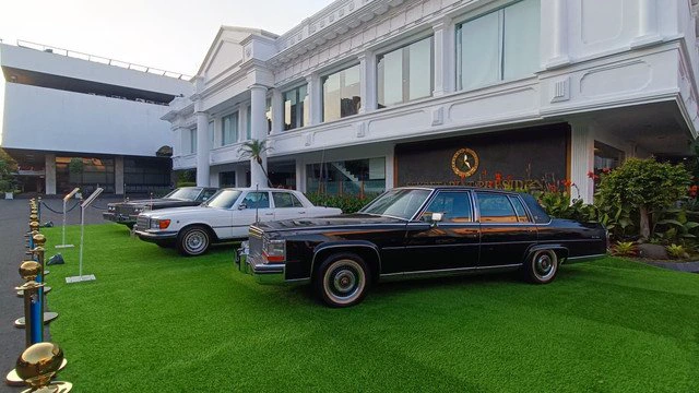 Cadillac dan Mercedes Klasik Hiasi Istana Jelang HUT ke-80 RI