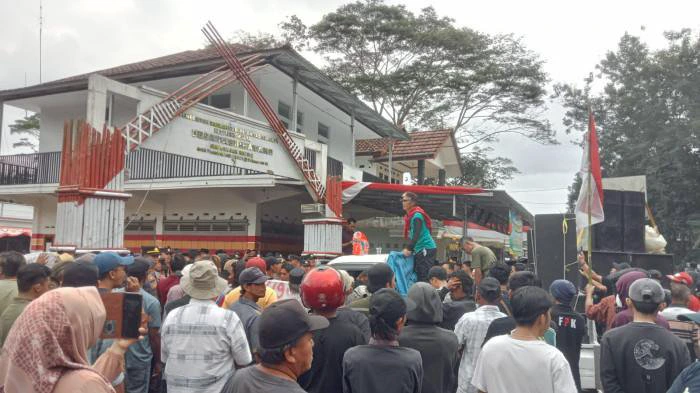 Kantor Desa Pasirbatang Tasik Digeruduk Ribuan Warga, Tuntut Kades Mundur