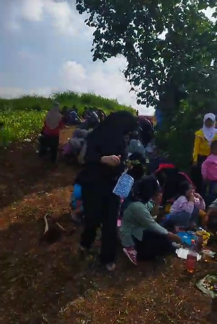 Warga Desa Ciudian Antusias Ikut Gotong Royong di Pasir Kondang