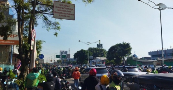 Massa Demo Bertahan di Simpang Lima Senen Jakpus