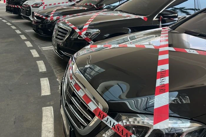 Rugikan Negara Rp 285 Triliun, Kejagung Rampas Mobil Mewah dari MRC