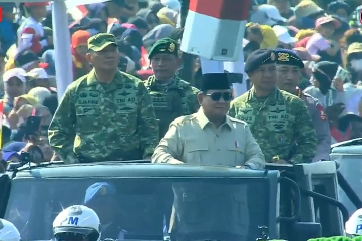 Menhan Sjafrie Dampingi Prabowo di Upacara Kehormatan Militer