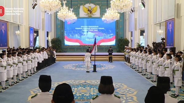 Mensesneg Kukuhkan 76 Anggota Paskibraka 2025 di Istana